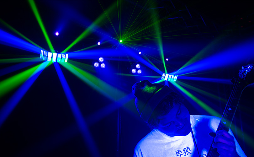 Reflektory PAR CHAUVET DJ GIGBAR 2 Reflektory PAR CHAUVET DJ GIGBAR 2 měnící barvy při vystoupení