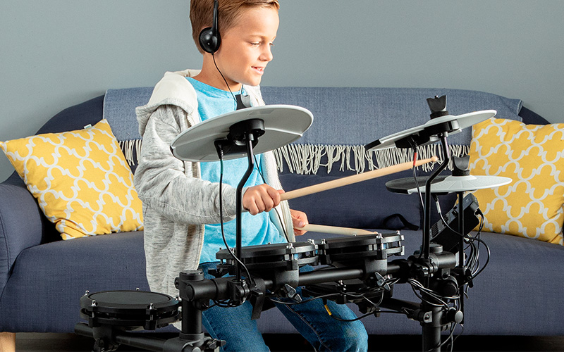 Elektronická sada ALESIS DEBUT KIT Chlapec hrající na ALESIS DEBUT KIT