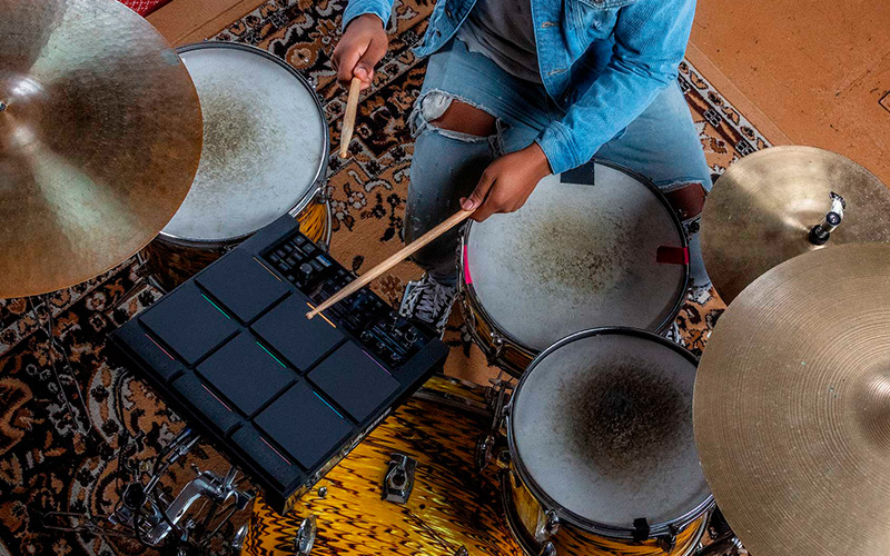 Perkusní pad ALESIS STRIKE MULTIPAD ALESIS STRIKE MULTIPAD spolu s akustickými bicími