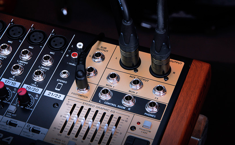 Detail části mixpultu TASCAM MODEL 24