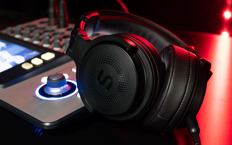 Sluchátka SOUNDEUS FIDELITY 30 na DJ pultu