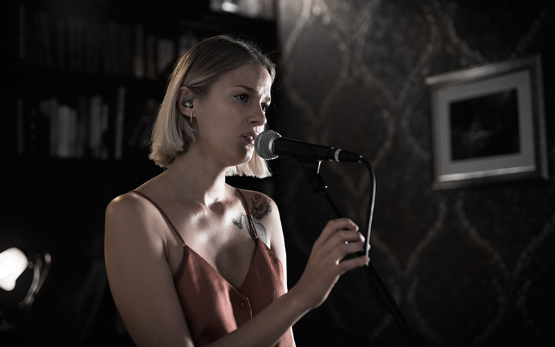 Mikrofon SHURE SM58SE Zpěvačka s mikrofonem SHURE SM58SE