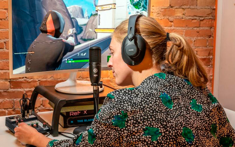 Sluchátka AKG K361-BT Bezdrátová sluchátka AKG K361-BT ve studiu