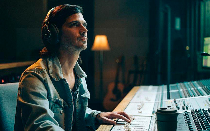 Sluchátka AKG K371-BT Sluchátka AKG K371-BT ve studiu