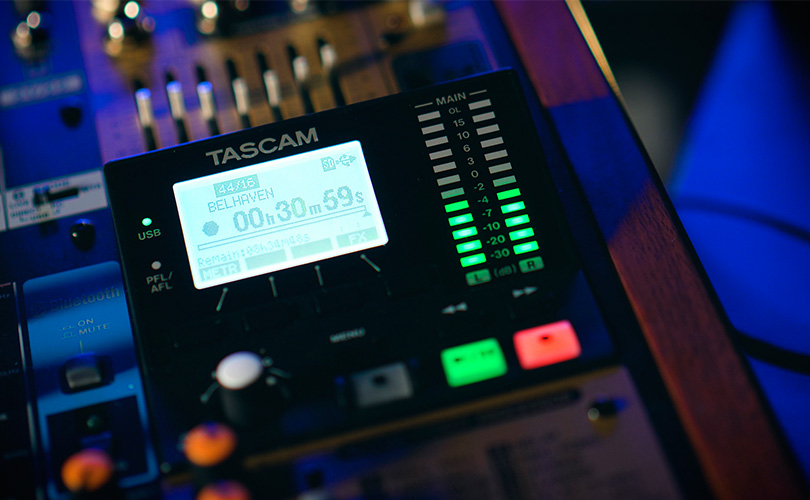 Detail displeje mixpultu TASCAM MODEL 24