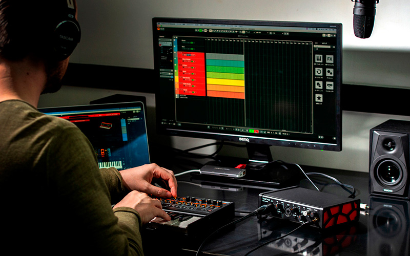 Zvuková karta TASCAM US-2X2HR Zvuková karta TASCAM US-2X2HR ve studiu